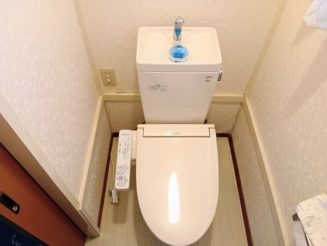 1階トイレには窓も完備し、温水洗浄便座です！