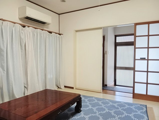 玄関とを仕切る扉も光が入るタイプなので南側からのやわらかい光が入ります！