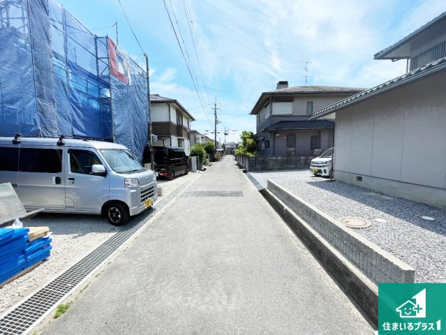周辺は落ち着いた街並みの住宅地！子育てがしやすい住環境です！まだ未完成ですが、現地でしかわからない事もございます。是非一度ご覧ください。