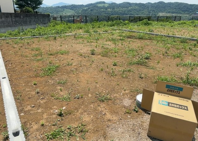 土地の形が極端に長細かったり、狭小地、あるいは道路との高低差がある傾斜地だった場合、後々売ろうとしても買い手がつかない場合もあります。後々、売却することになった時に価値の下がらない土地を選びましょう。