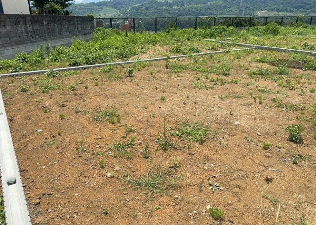 土地の面積＝住宅面積ではありません。建ぺい率の問題などで、土地のある場所によって住宅を建てられる面積は限られています。高さもしかり、「土地」という言葉の中には、建築条件も含まれると考えておきましょう。
