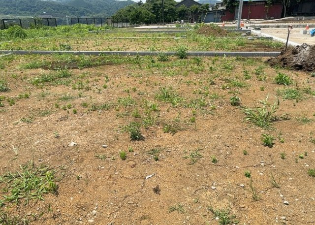 家を建てる場合、方位は要チェックです。現実的に日当たりのよい家ならばリビングは南側、建築基準法でも北側に当たる家への配慮は求められています。土地を見学に行く際は、方位磁針を持って行くようにしましょう。