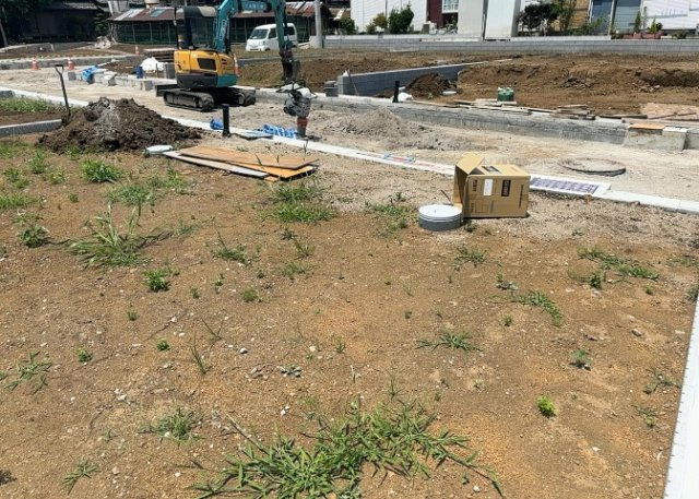 土地を買う際、住む地域の自治体や福祉の補助制度にも注目してみましょう。子供や老人の医療補助やゴミ出しのルールなど、自治体によってルールに大きな違いがあるため、暮らしやすい土地で判断するとよいでしょう。