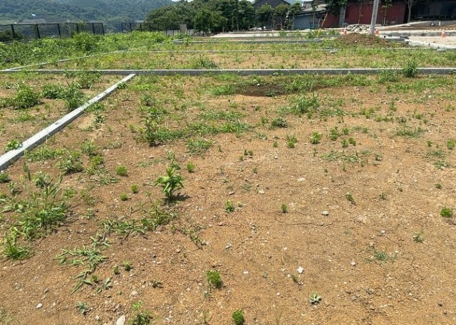 土地の前の道路に消火栓が設置されていることがあります。この場合、道路交通法第45条第1項により、駐車禁止の場所が指定されています。そのため、車庫などの駐車スペースをつくることができない場合があります。