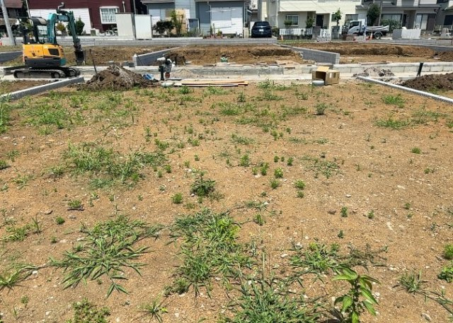 現地に行くなら、物件の周囲の地形がどうなっているかを見ることも大切です。周辺より低くなっている土地では、大雨などで水が集まりやすいため、地盤が弱くなっているということも考えられるため、注意が必要です。