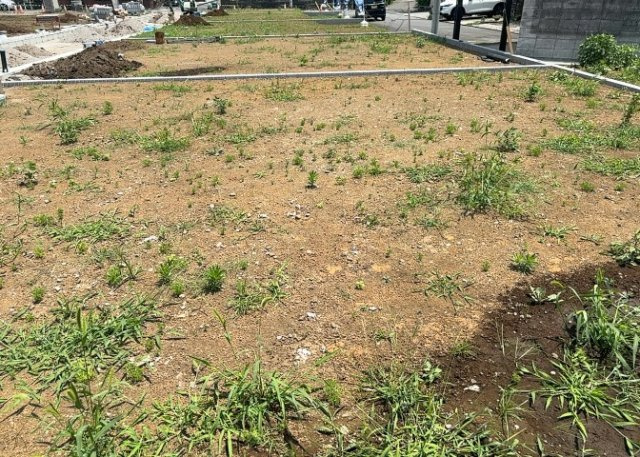 土地購入を検討されている場合、境界杭がない状態で購入してしまうと境界確定測量をする必要があり、費用がかかります。購入の前に、売主、隣土地所有者立ち合いのもと境界を確定し境界杭を設置するのがベストです。