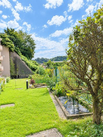 敷地内には花壇、家庭菜園に利用できるスペースもあり、四季の移ろいを身近に感じられる環境。都会の喧騒から少し離れ、自然を感じながら穏やかに暮らしたい方におすすめの住まいです。