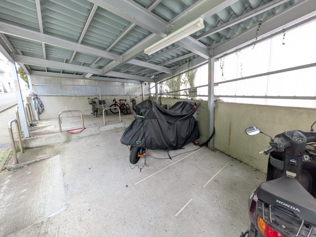 屋根付きの駐輪場・バイク置場を備え、日々の移動に自転車やバイクを利用する方にも嬉しい住まい。雨や直射日光の影響を受けにくく、大切な愛車の保管にも便利です。