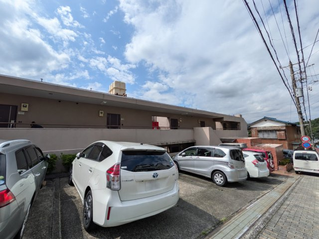 建物前面に駐車スペースを備え、日常的に車を利用する方にも嬉しい住環境。暮らしの中で車を身近に使える利便性が魅力です。