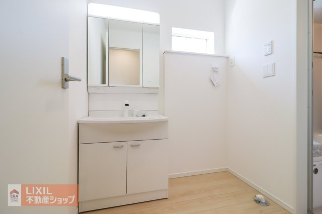 大きく使い勝手の良い三面鏡です。三面鏡の裏側は小物の収納に便利なキャビネット仕様です。