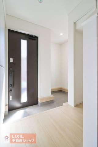 白を基調としたスタイリッシュな玄関。シューズクロークを完備するなど実用性も高いです。