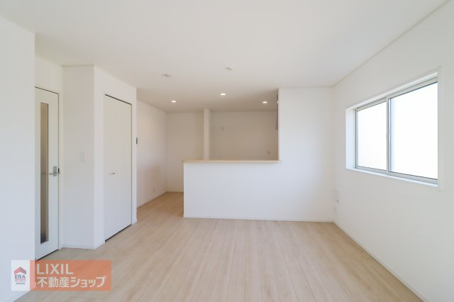 大きな窓から射し込むあたたかな陽光とナチュラルな木目の床やクロスがやわらかな雰囲気のダイニングルームです。“暮らし”を想像してみてください。