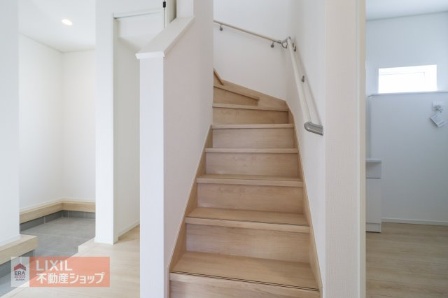 階段は手すり付き・折り返し設計。安全性の確保はもちろんのこと、住む人にとって上りやすく不便を感じない造りです。