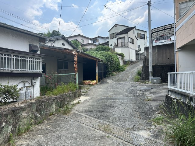 すっきりとした前面道路！落ち着いた街並みに馴染む堂々の外観