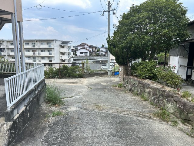 前面道路との高低差を活かしたプライバシーの保ちやすい外観