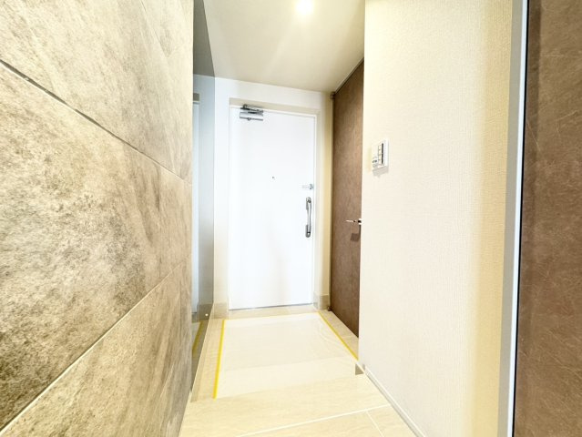 シューズボックス付きで収納力のある玄関。靴や小物をすっきり整理でき、来客時にも好印象を与える迎え入れの空間です。