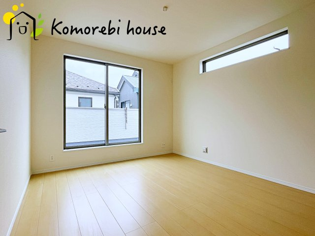 落ち着いた色調の寝室です