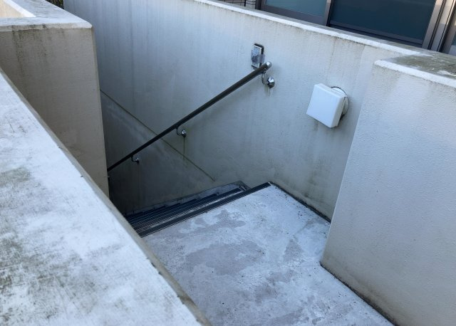 共用部分は、一棟の建物に住む区分所有者全員が共同で所有するとし、共用部分の管理、補修などは、区分所有者で形成される管理組合が行います。個人の判断で勝手に変更することはできませんので覚えておきましょう。