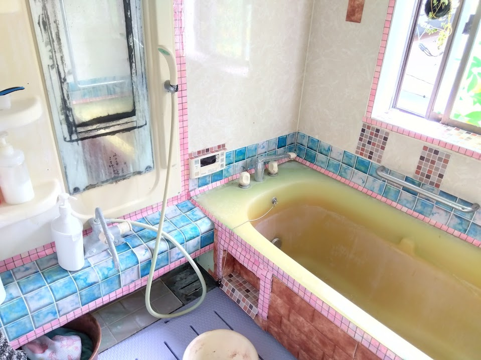 窓があるので明るい室内です。備え付けの台があるのでシャンプーを置いたり出来て便利です。カラフルで可愛らしいタイルがポイントです♪