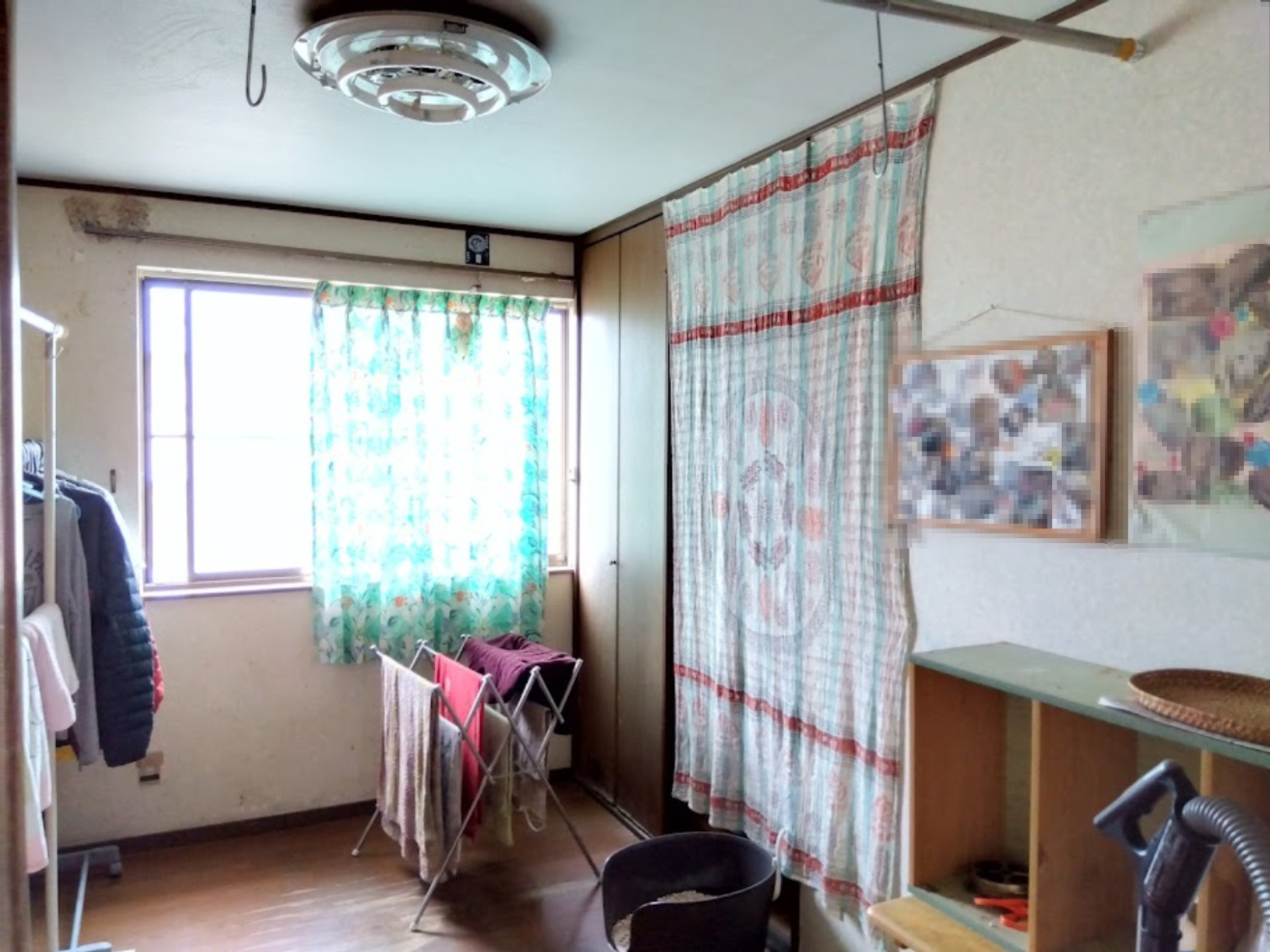 大きな窓があるので部屋にやわらかな陽光が注ぎます。明るい空間でのびのびと生活出来ますね。
