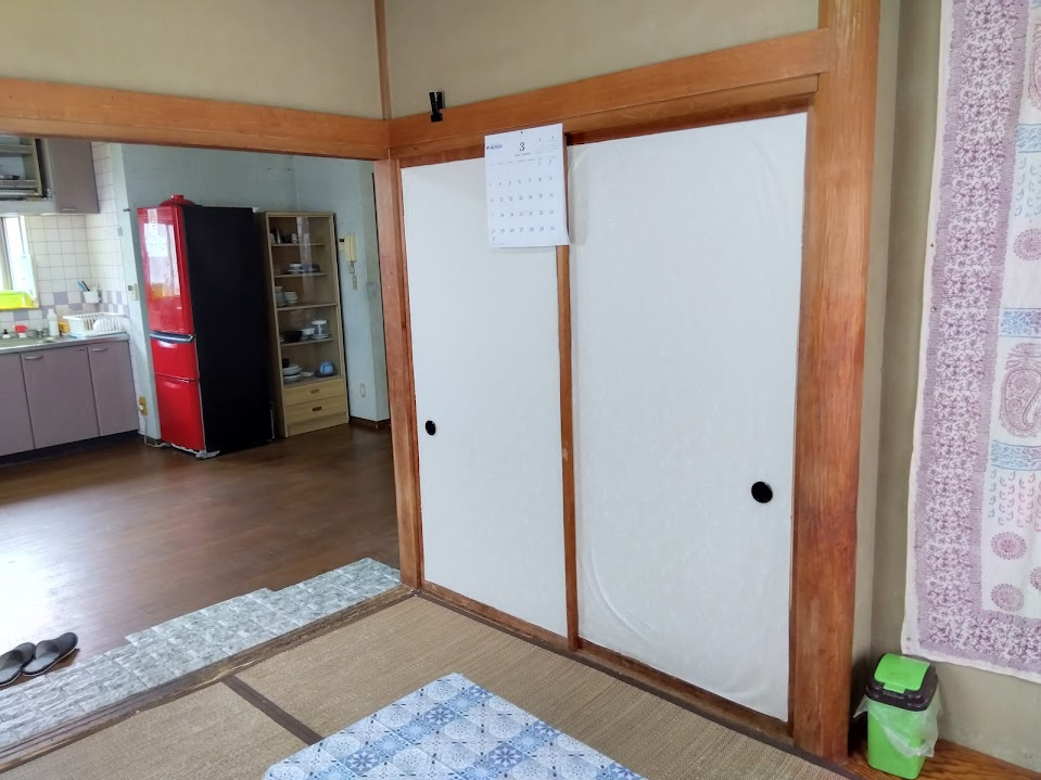 リビング横にあるので食後に気持ち良くお昼寝出来そうですね。押入れがあるので布団をしまっておく事も出来ます。