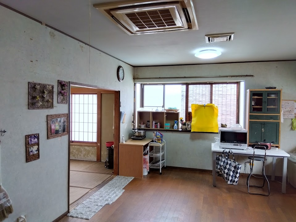 大きい窓から入るたっぷりの日差しが嬉しいですね。広々としており、家族が自然に集まるような広さのリビングです。。