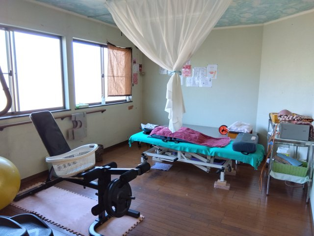 大きな窓があるので部屋にやわらかな陽光が注ぎます。明るい空間でのびのび働けますね。