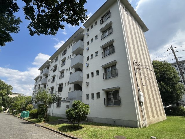 敷地内はゆとりある配置となっており、開放感のある住環境が魅力。四季を感じながら暮らせます。