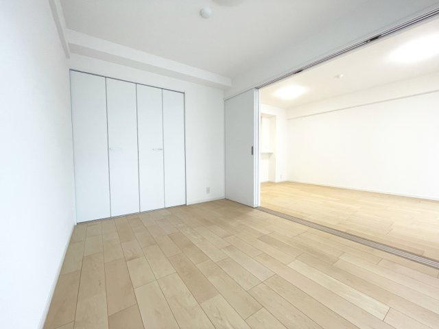 大切なお子さまを見守りやすい引き戸の洋室は、子ども部屋としても。　