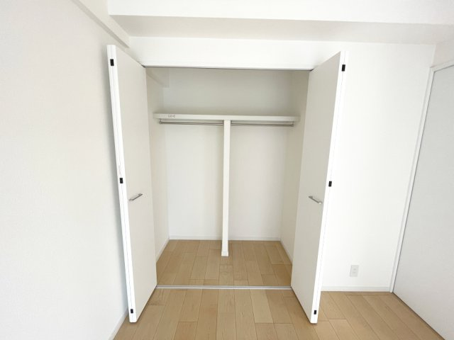 仕切りのあるクローゼットは、収納棚を追加しなくても、綺麗に整理整頓出来ます。　　