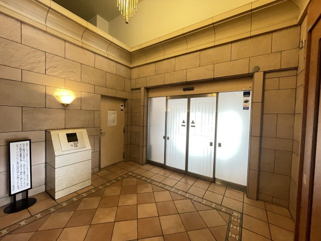 明るく広々としたエントランスが迎えてくれます。　