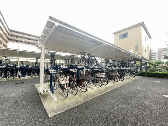 屋根付きの駐輪場で、サビや汚れの心配も不要。　