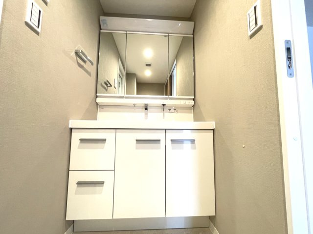明るい洗面台で、毎朝の準備も気分が上がりそう。　　