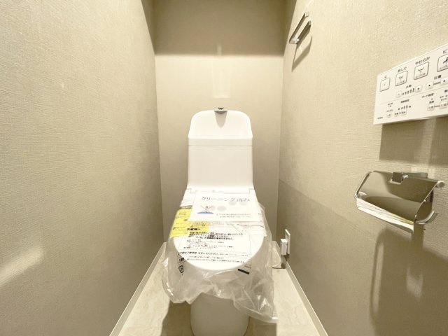 温水洗浄便座付きの清潔感あるトイレは、落ち着いた空間に。　