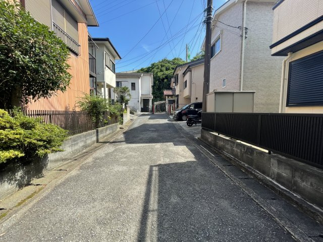 大通りから中に入った場所ですので交通量は少なく安全です。