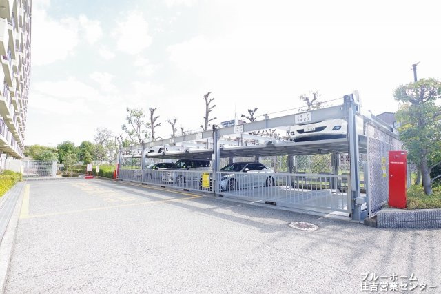 機械式の駐車場です。　空き状況はお問合せ下さいませ。