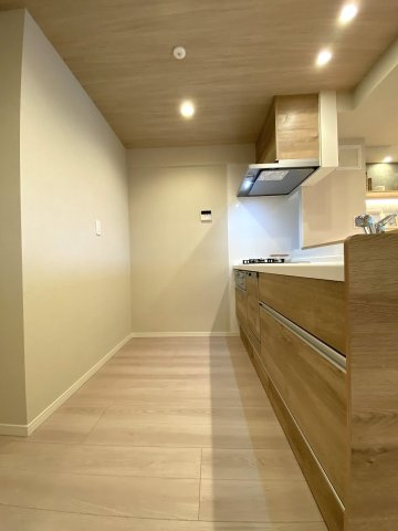 ゆったりとした幅が確保されたシステムキッチンです。広々とした調理スペースで包丁仕事や下ごしらえもスムーズに行え、ご家族やお子様と一緒に並んで楽しくお料理をお楽しみいただけます。