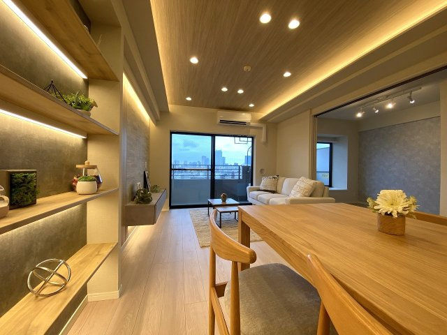 ダイニング家具を配置しやすい使い勝手の良い形状です。大きな窓から優しい自然光が差し込み、毎日の朝食や夕食の時間をご家族みんなで明るく快適に過ごせる空間が広がっています。