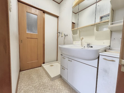 洗面台には収納スペースを備えており、身支度もスムーズに行えます。