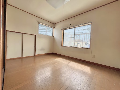 収納スペースを備えた洋室で、衣類や荷物もすっきり整理可能。