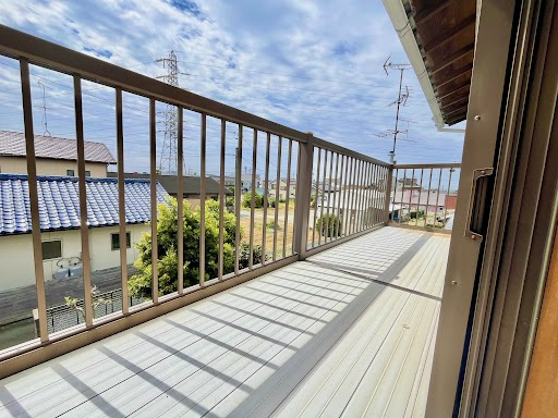 明るい陽射しが差し込むバルコニーで、心地よい時間をお過ごしいただけます。