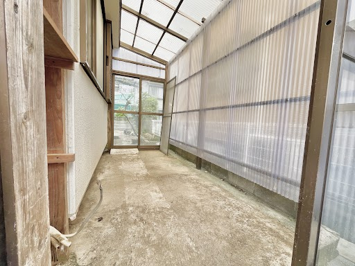 雨の日でも安心して使える屋根付きスペース。　洗濯物干しやちょっとした作業場としても活躍します。