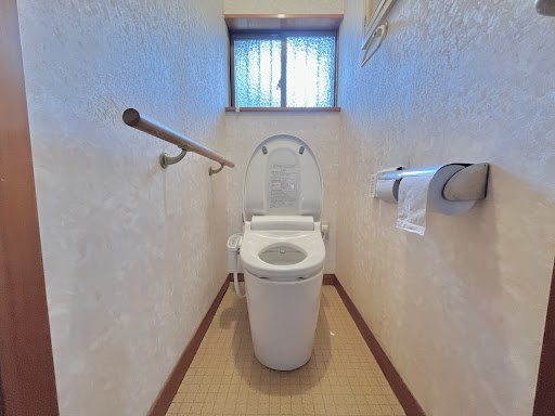 窓付きでしっかり換気ができるトイレ。手すりも備わり、使い勝手にも配慮されています。