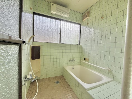 浴室に窓があり、湿気がこもりにくく快適なバスタイムを。