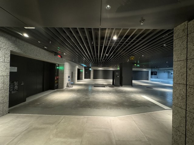 【敷地内駐車場】きちんと整備されたきれいな駐車場です！十分な広さがあり、車の出し入れも簡単！