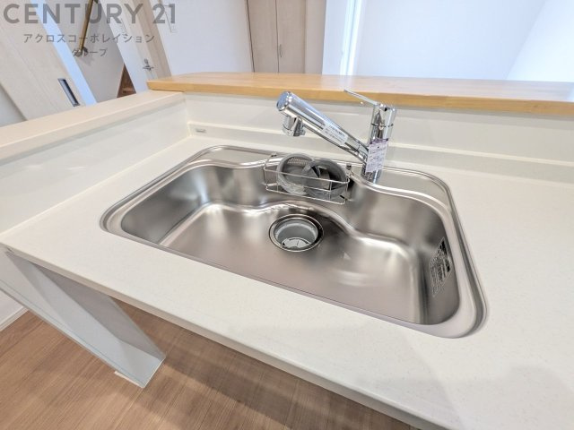 大きなシンクでお鍋などの大きな調理器具を洗う際にも便利です。