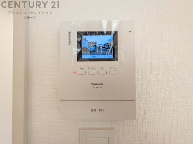 訪問者が来たときにテレビ画面で確認できるため、安心してドアを開けられます。録画機能があるものもあり、留守中に来訪者を記録しておくことができます。利便性が高く、セキュリティ面でも安心です。