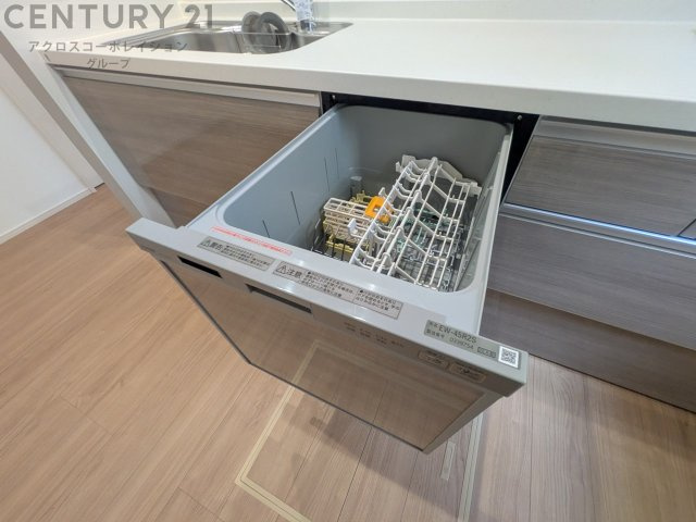 食器洗浄乾燥機は手洗いに比べて時間や労力を節約できます。また、高温のお湯で洗浄されるため、雑菌や細菌を殺菌する効果もあります。さらに、乾燥機能があるため、手で拭く手間も省け衛生的に保管できます。