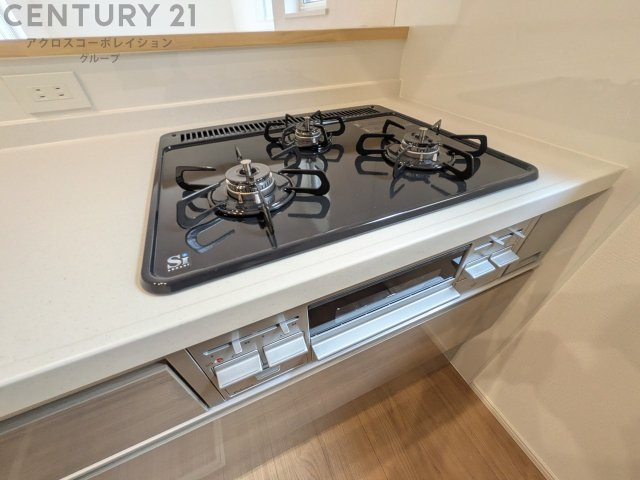 多数の調理器具を同時に使用でき、料理の効率化が可能。省エネで節約になり、様々な料理スタイルに適応できます。また、火力調整が独立しており、手入れや掃除もしやすく、今よりもっとお料理が楽しくなるかも。