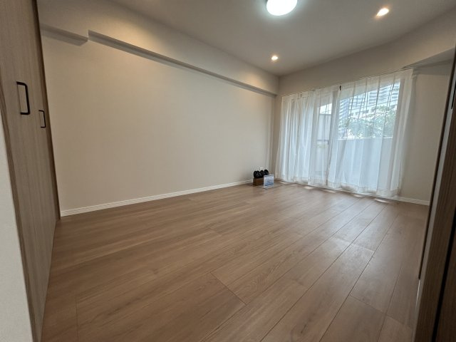 リビング横の洋室は引き戸で開放感があります。目が行き届きやすいので、お子様の遊ぶスペースとしても使いやすいです。